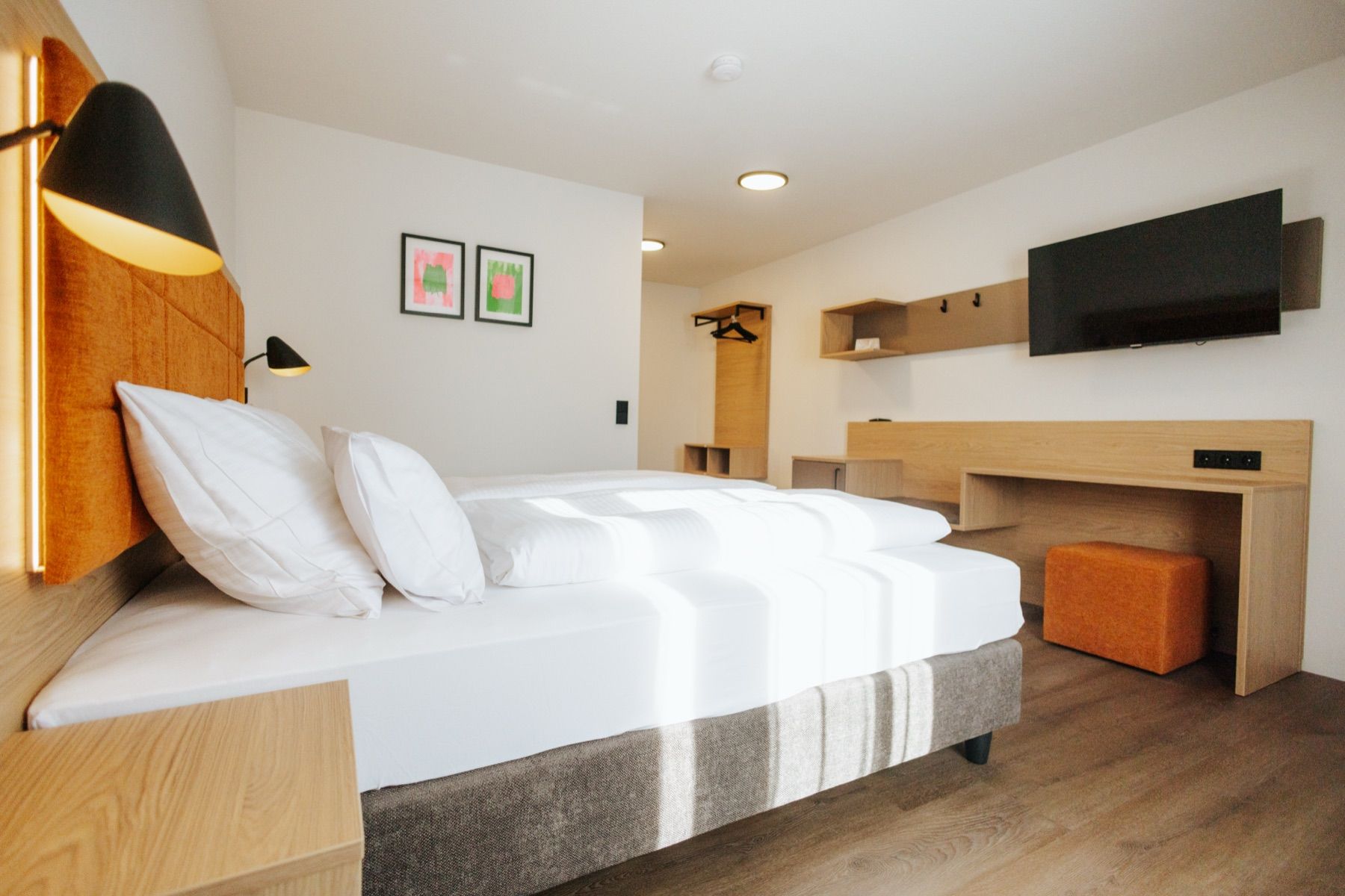 Double room with desk and TV