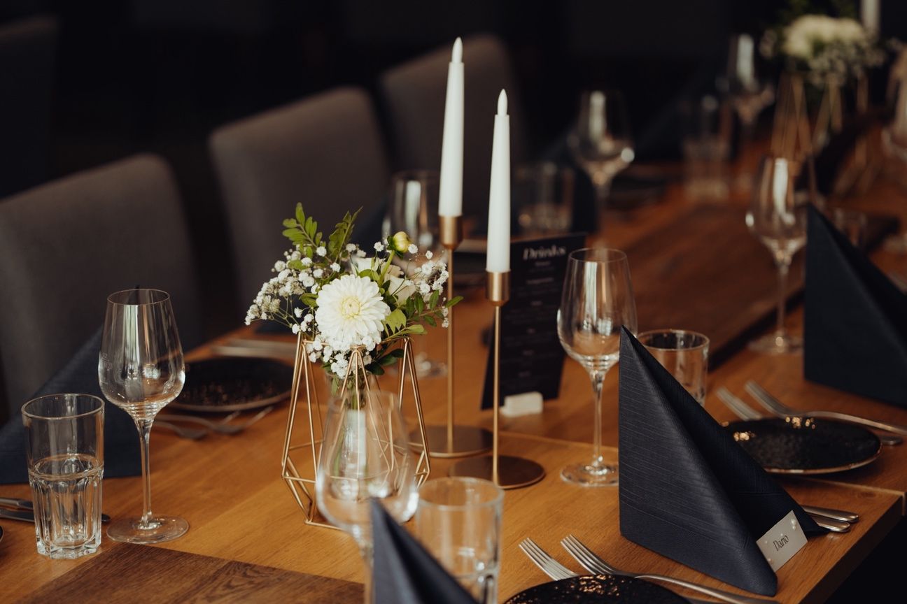 Gedeckte Tafel mit Kerzen und Blumen im zwölf87