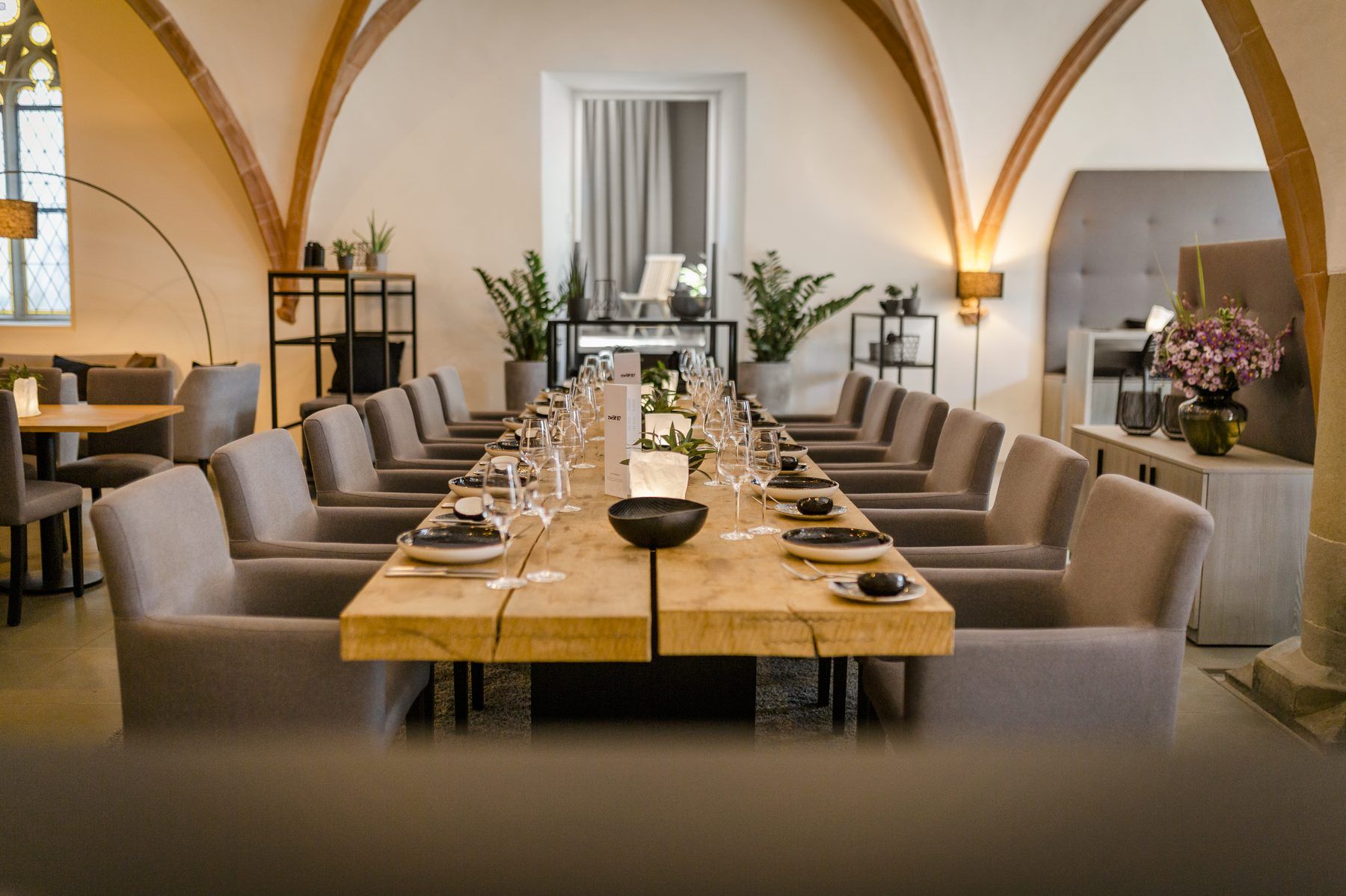 Long table in the vaulted hall of the zwölf87 mundwerk restaurant