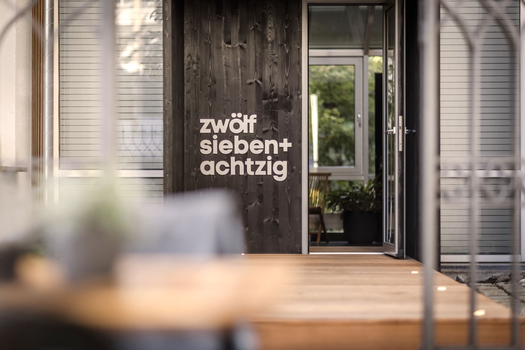 Entrance of zwölf87 on Bachstraße