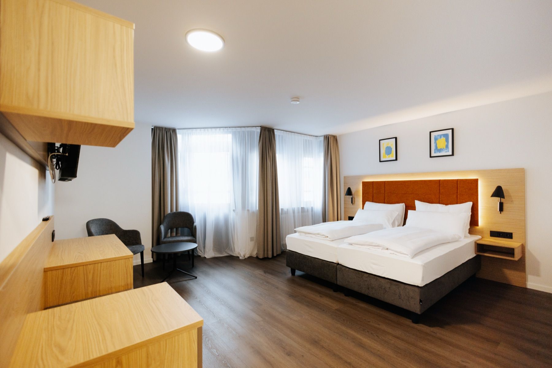 Superior double room with bed and armchairs
