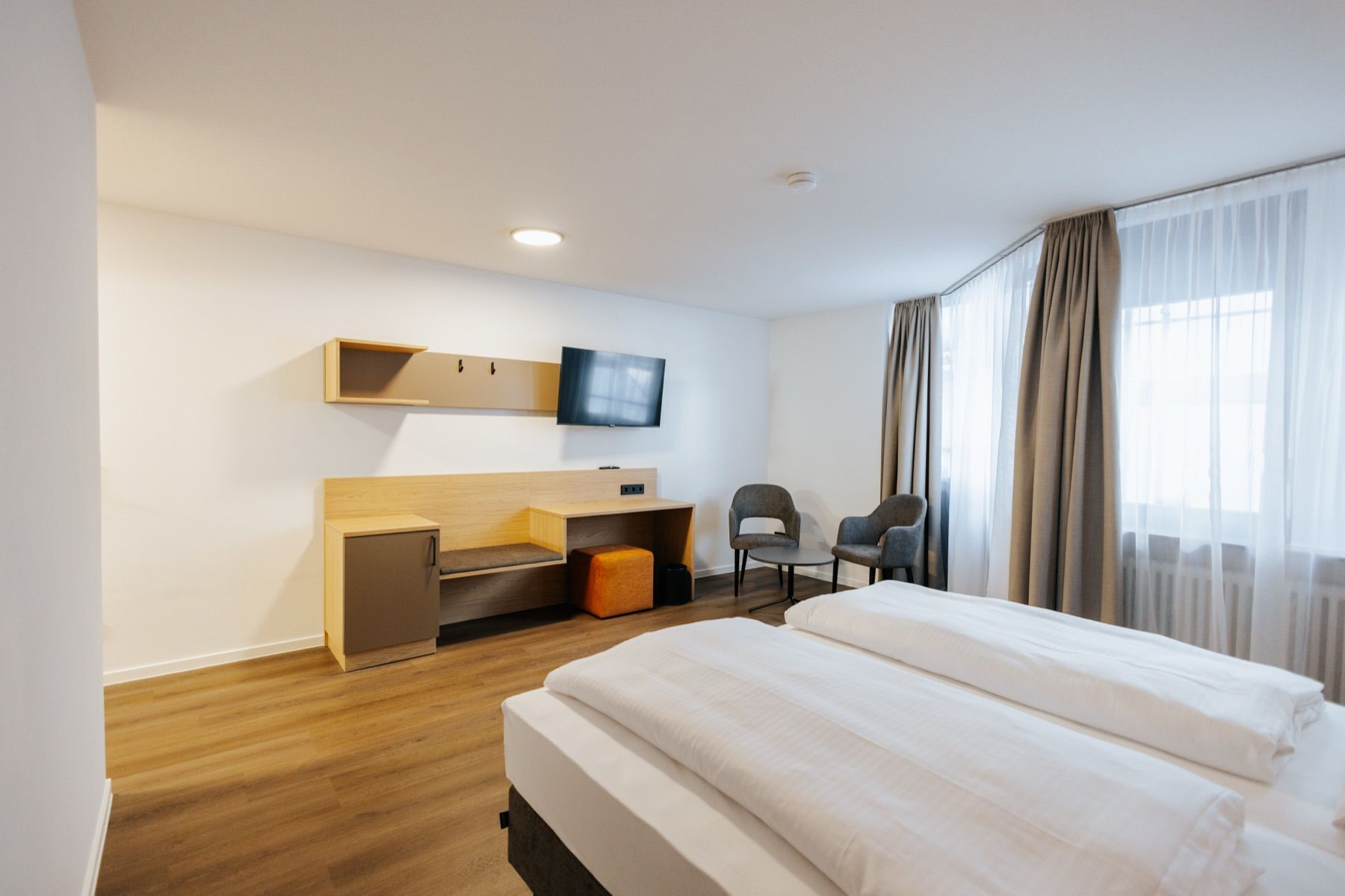Superior double room with desk and TV