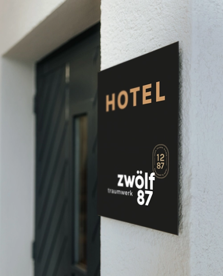 Hoteleingang von zwölf87 - Traumwerk